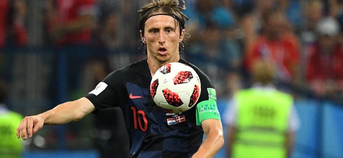 Luka Modric domina a bola durante a partida contra a Dinamarca - Johannes Eisele/AFP