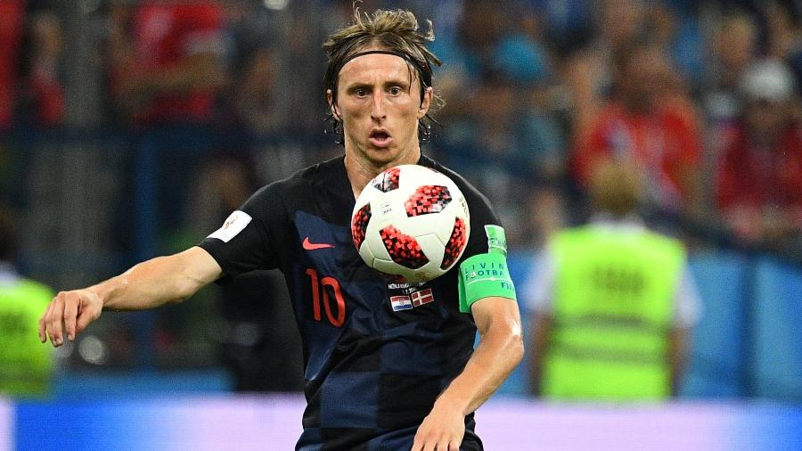 Luka Modric domina a bola durante a partida contra a Dinamarca - Johannes Eisele/AFP