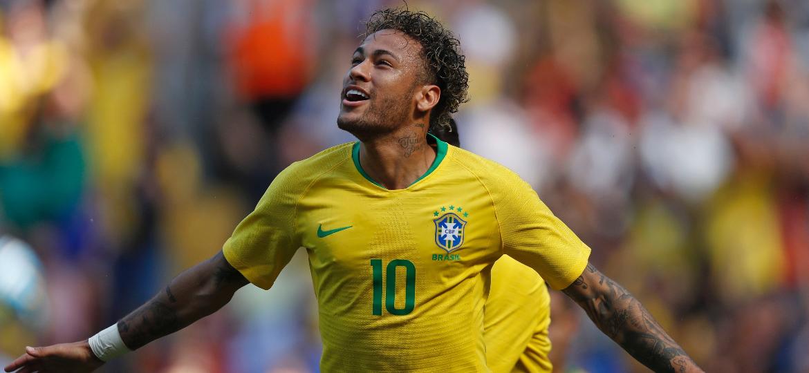 Neymar vibra com gol em retorno aos campos após lesão; chuteira no pé recém-operado, no entanto, ainda incomoda - Pedro Martins / MoWA Press