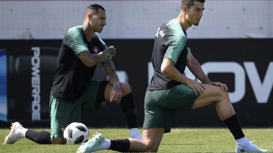 Português treinou com as novas chuteiras nesta quarta-feira (27) - AFP PHOTO / JUAN MABROMATA