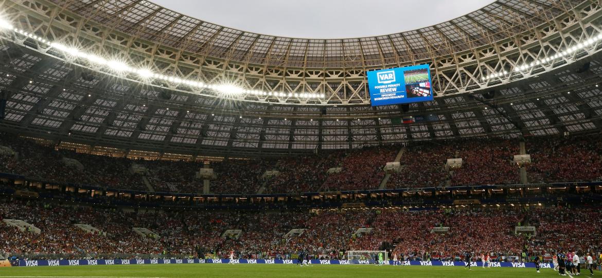 Telão do estádio Luzhniki avisa revisão de pênalti para a França diante da Croácia pelo VAR - Carl Recine/Reuters