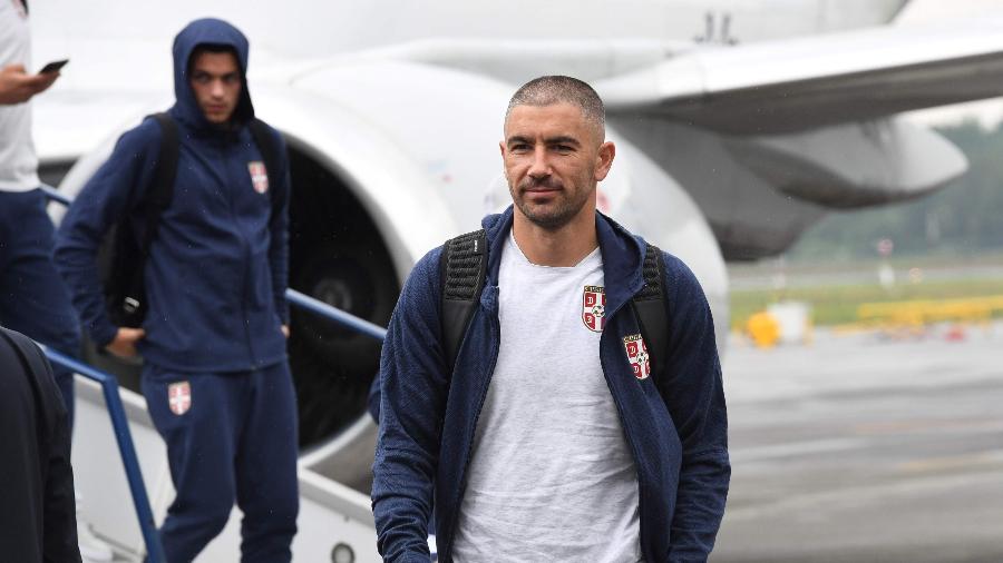 Aleksandar Kolarov deixa o avião com a seleção da sérvia em Kaliningrado - ATTILA KISBENEDEK/AFP