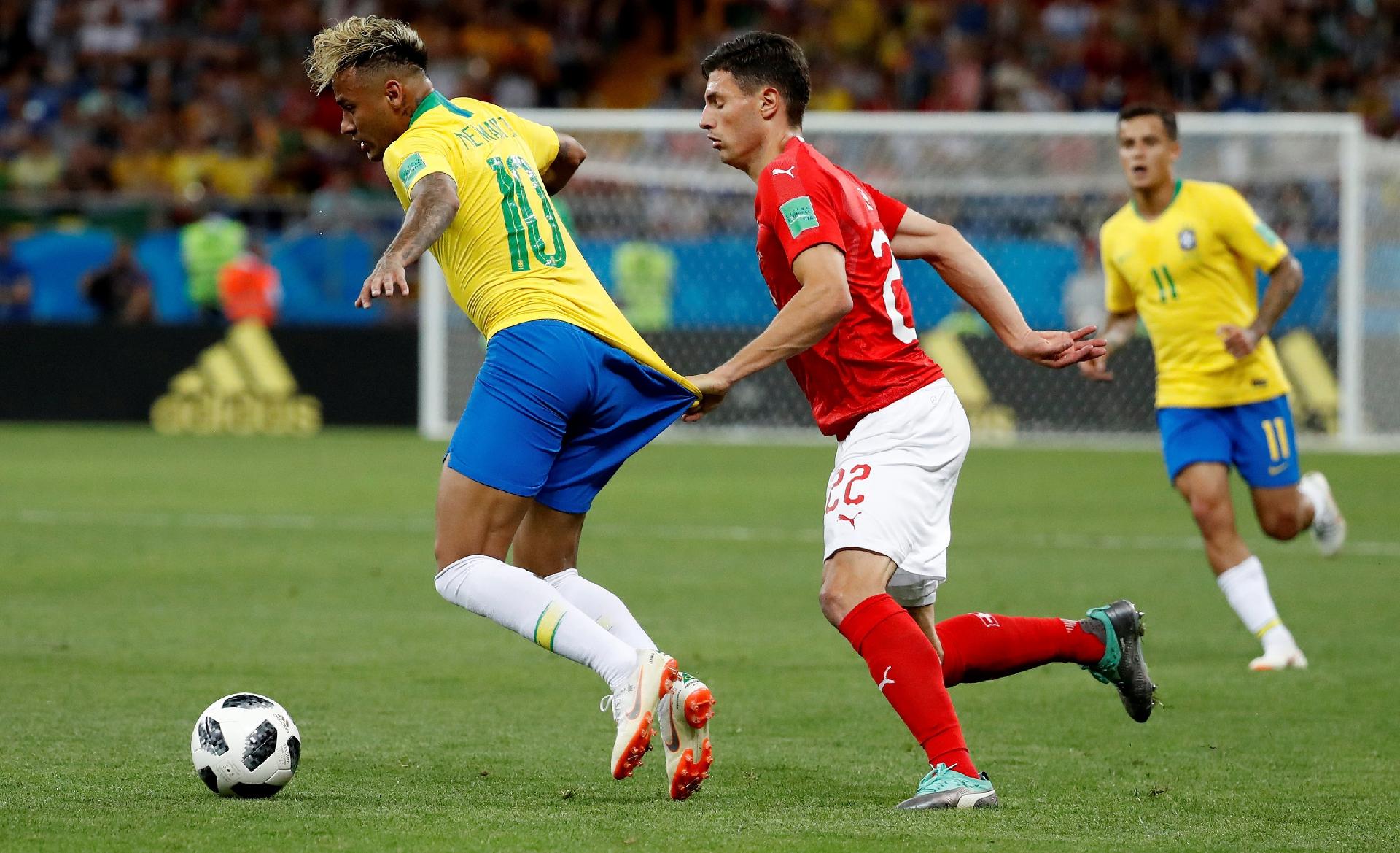 Suica Na Copa 2018 Suico Que Postou Imagem Puxando Neymar Rebate Criticas Sobre Jogo Sujo Uol Copa Do Mundo 2018