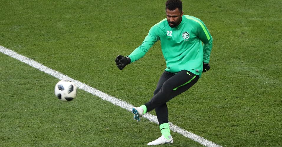 Goleiro da Arábia Saudita, Mohammed Al-Owais faz aquecimento antes de jogo contra o Uruguai