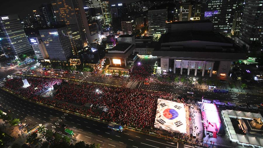 Torcedores sul-coreanos se reuniram na praça Gwanghwamun, em Seul, para acompanhar a Coreia na estreia da Copa - Jung Yeon-je/AFP Photo