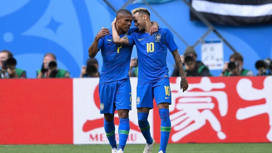 Douglas Costa e Neymar se abraçam após o segundo gol do Brasil contra a Costa Rica - AFP PHOTO / GABRIEL BOUYS