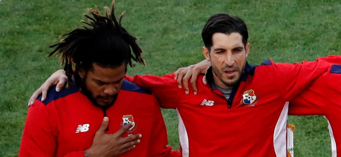 Ao lado de Jaime Penedo, o capitão do Panamá Román Torres chorou durante hino do país na estreia - Carlos Garcia Rawlins/Reuters