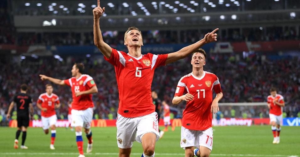 Denis Cheryshev, da Rússia, comemora depois de abrir o placar em partida contra a Croácia