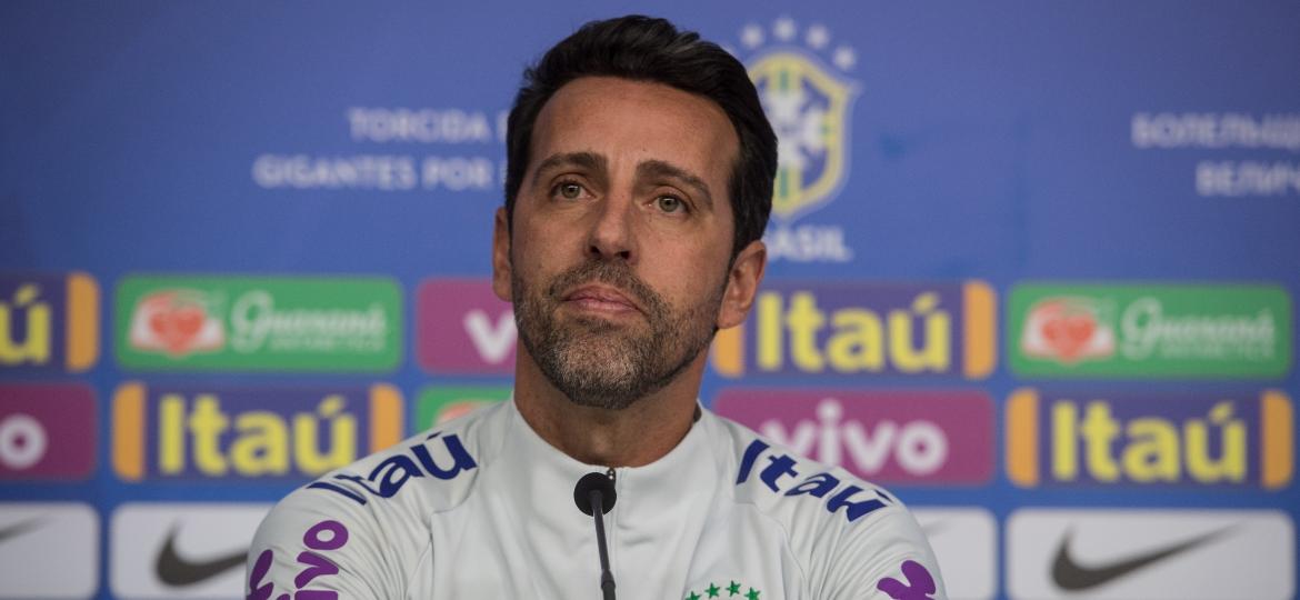 Edu Gaspar concede entrevista coletiva na Granja Comary; erro administrativo pode comprometer a rodada do Brasileirão - Pedro Martins / MoWA Press