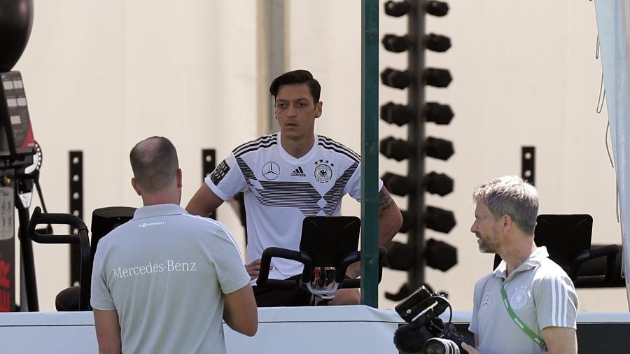 Özil fez trabalhos na academia e não treinor com os outros jogadores da Alemanha - Lisi Niesner/Reuters