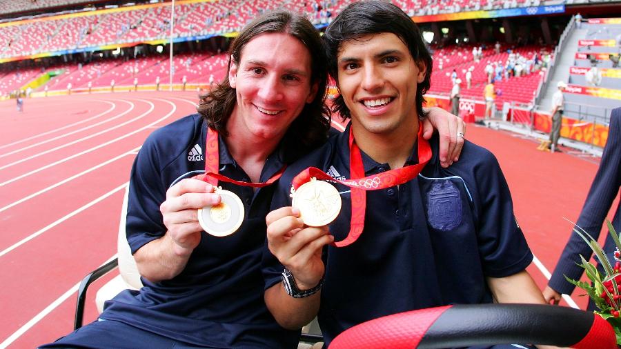 Lionel Messi e Sergio Aguero exibem medalhas de ouro das Olimpíadas de Pequim-2008 - Koji Watanabe/Getty Images