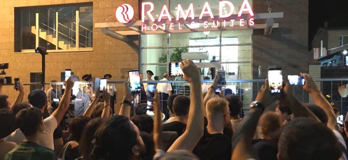 Torcedores tentam registrar a chegada da seleção brasileira em hotel de Rostov - Pedro Ivo Almeida/UOL
