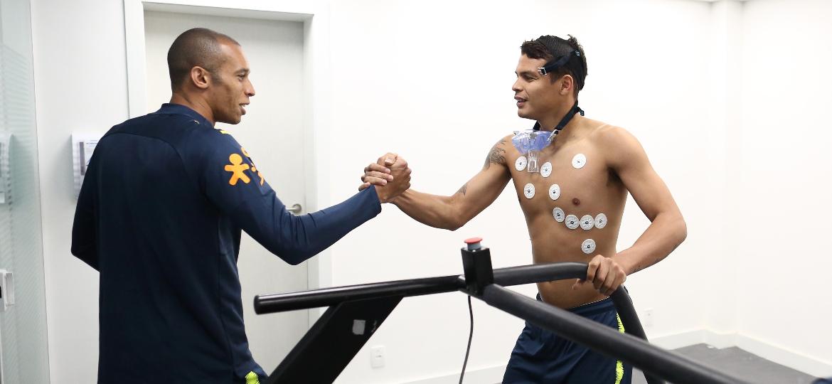 Miranda cumprimenta Thiago Silva, parceiro de zaga na seleção - Pedro Martins/MoWa Press