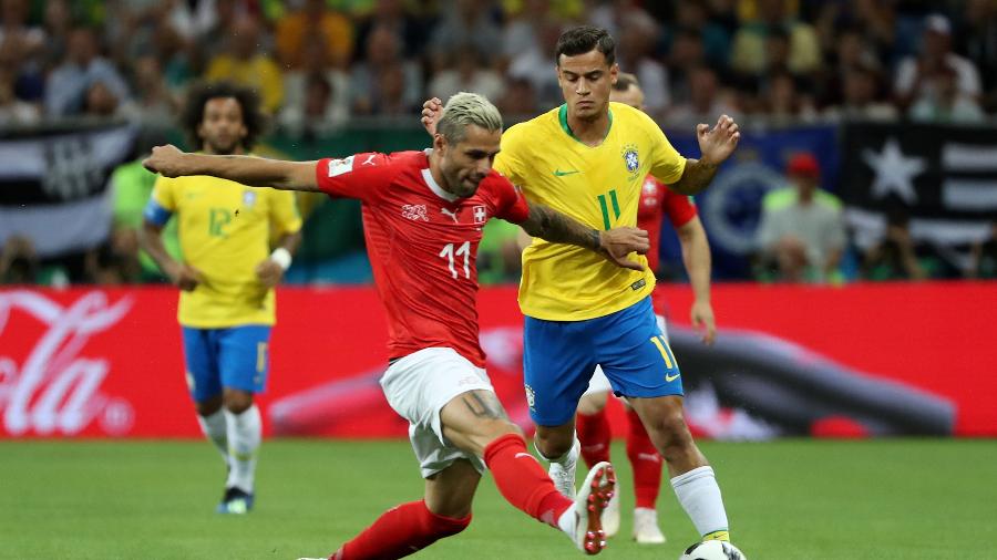 Behrami e Coutinho disputam a bola em jogo entre Brasil e Suíça - REUTERS/Marko Djurica