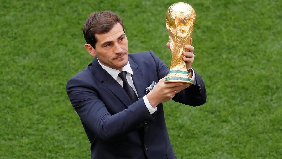 Casillas com a taça durante a abertura da Copa do Mundo da Rússia - Maxim Shemetov/Reuters