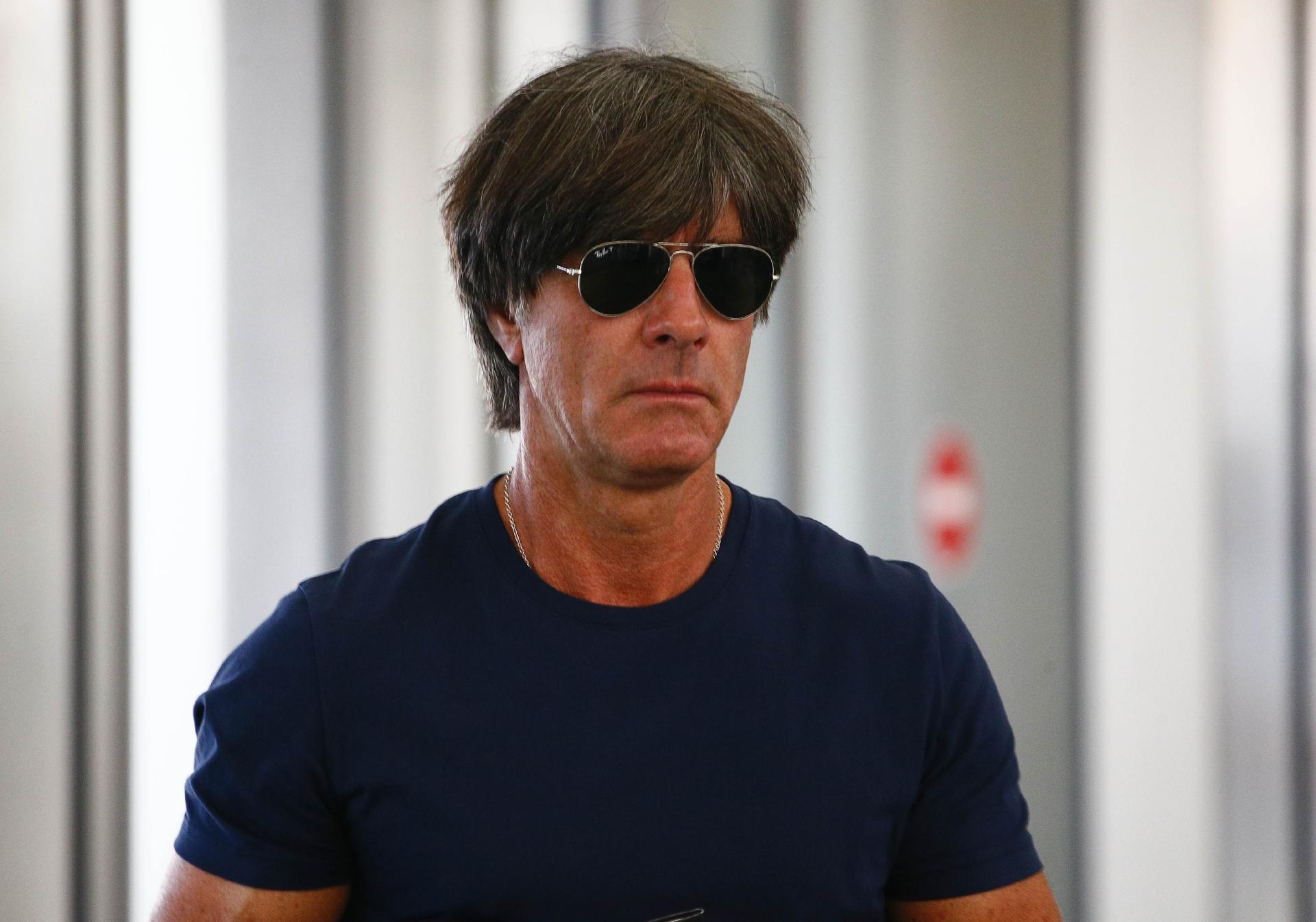 Joachim Löw usou óculos escuros no aeroporto antes do embarque da Alemanha - REUTERS/Gleb Garanich