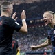 Ivan Perisic e Domagoj Vida, da Croácia, comemoram juntos gol de empate sobre a Inglaterra - Ryan Pierse/Getty Images