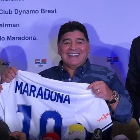 Maradona sorri durante sua apresentação como dirigente do Dynamo Brest - Reprodução/Instagram