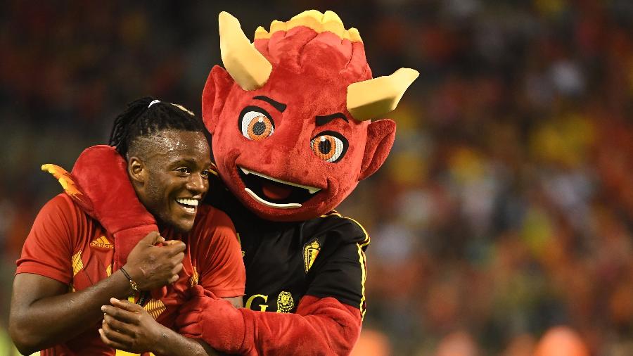 Red, mascote da Bélgica, abraça o atacante Michy Batshuayi - AFP PHOTO / EMMANUEL DUNAND