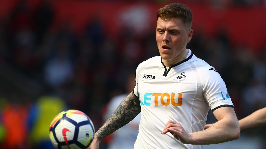 O zagueiro Alfie Mawson é um dos destaques do Swansea - GEOFF CADDICK/AFP