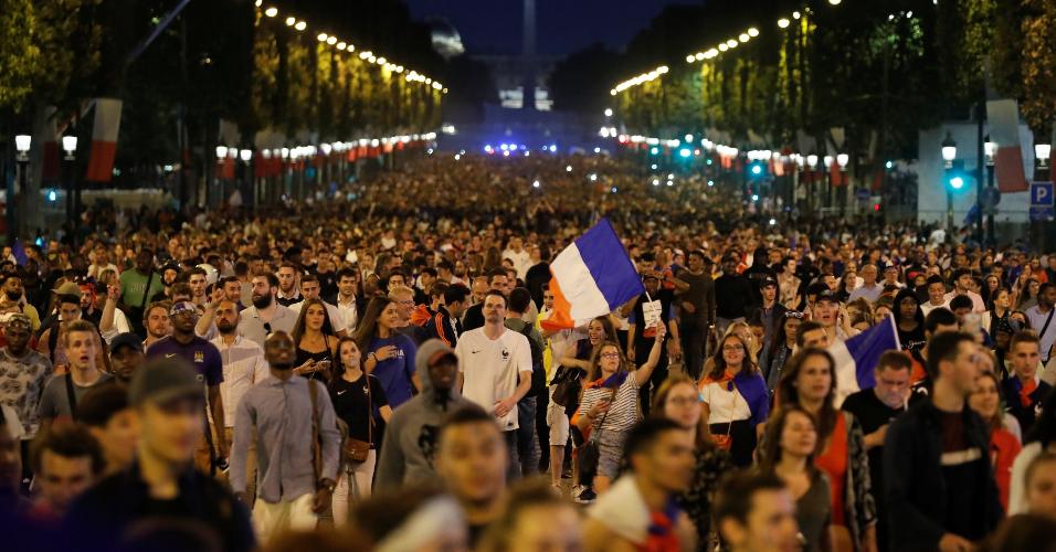 Torcedores comemoram na Champs-Elysees, em Paris, a classificação da França para a final da Copa do Mundo
