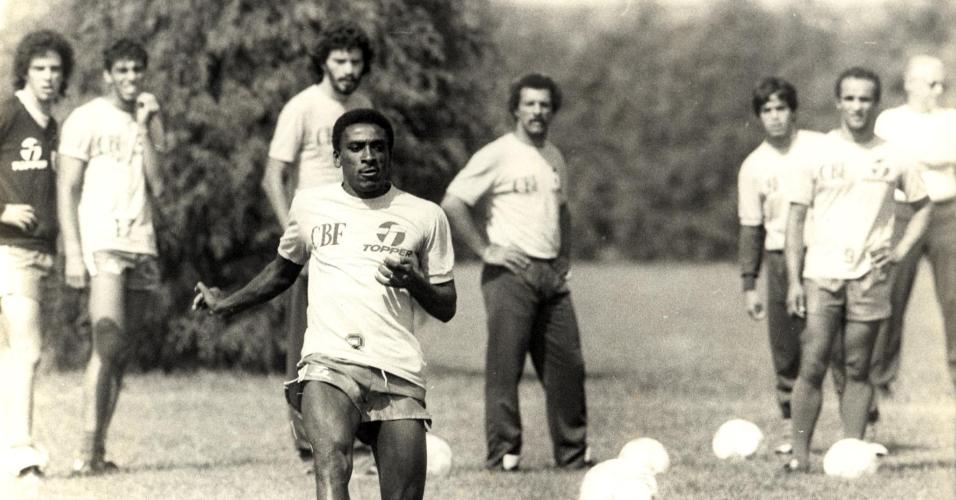 Josimar é observado por jogadores da seleção brasileira da década de 80