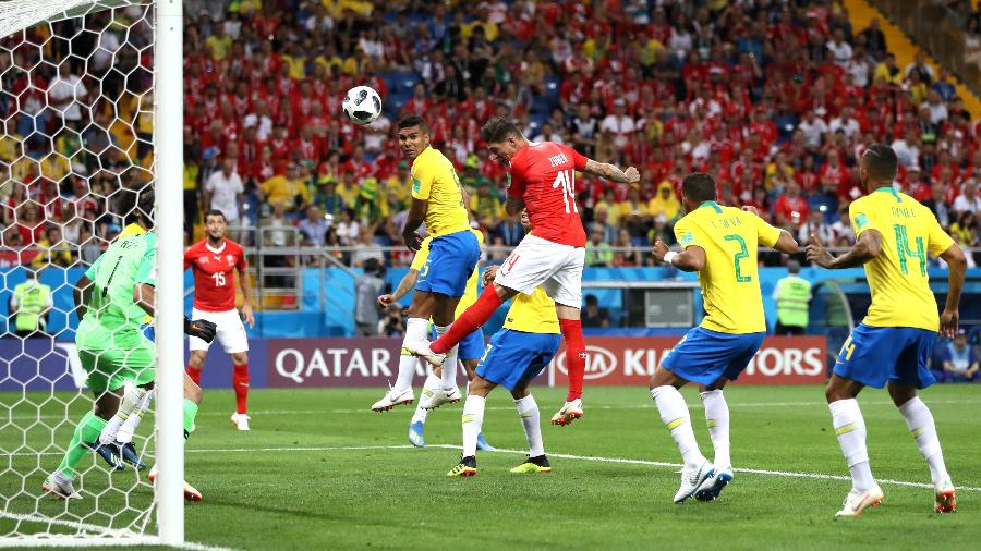 Suíço Steven Zuber marca de cabeça contra o Brasil em jogada polêmica - Kevin C. Cox/Getty Images