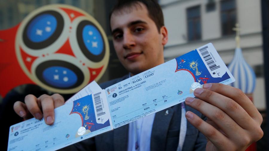 Torcedor exibe ingressos para a Copa do Mundo - Sergei Karpukhin/Reuters