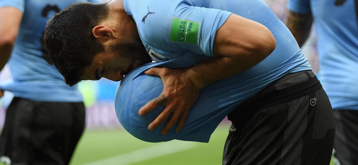 Luis Suárez comemora seu primeiro gol na Copa de 2018; lance classificou o Uruguai às oitavas - Mike Hewitt - FIFA/FIFA via Getty Images