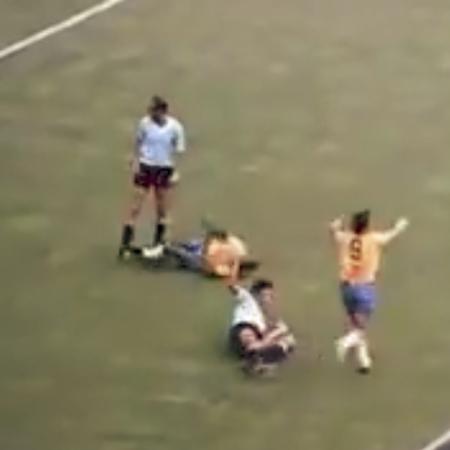 Pelé sofre pisão do uruguaio Fontes durante a semifinal da Copa do Mundo de 1970 - Reprodução