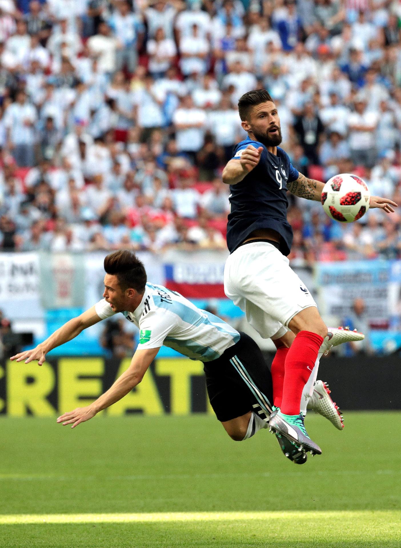 Olivier Giroud, da França, disputa bola no ar com Nicolás Tagliafico, da Argentina - Julio Muñoz/EFE