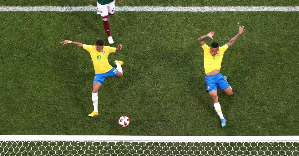Neymar dá o carrinho para marcar o gol do Brasil