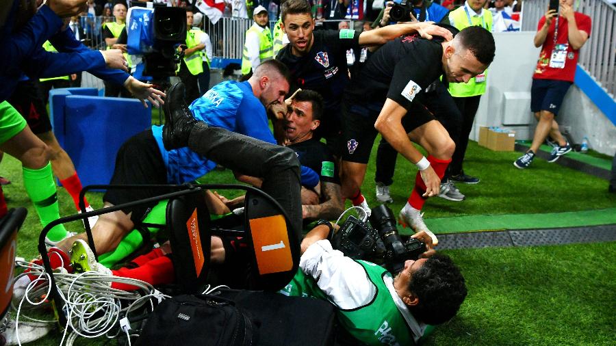 Jogadores croatas esmagam o fotógrafo Yuri Cortez após gol de Mandzukic - Dan Mullan/Getty Images