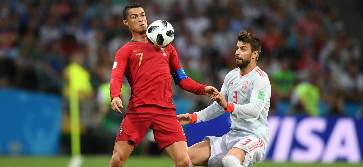 Cristiano Ronaldo é marcado por Piqué no empate por 3 a 3 entre Portugal e Espanha - Stu Forster/Getty Images