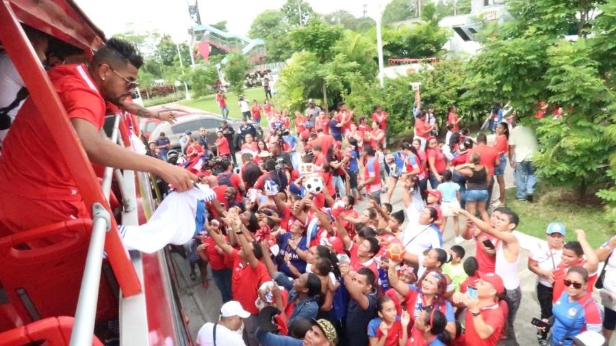 Jogadores do Panamá são recebidos com festa na volta para casa após Copa - Divulgação