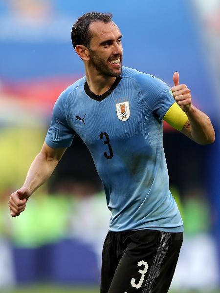 Diego Godín orienta os jogadores do Uruguai em partida contra a Rússia - Simon Hofmann - FIFA/FIFA via Getty Images