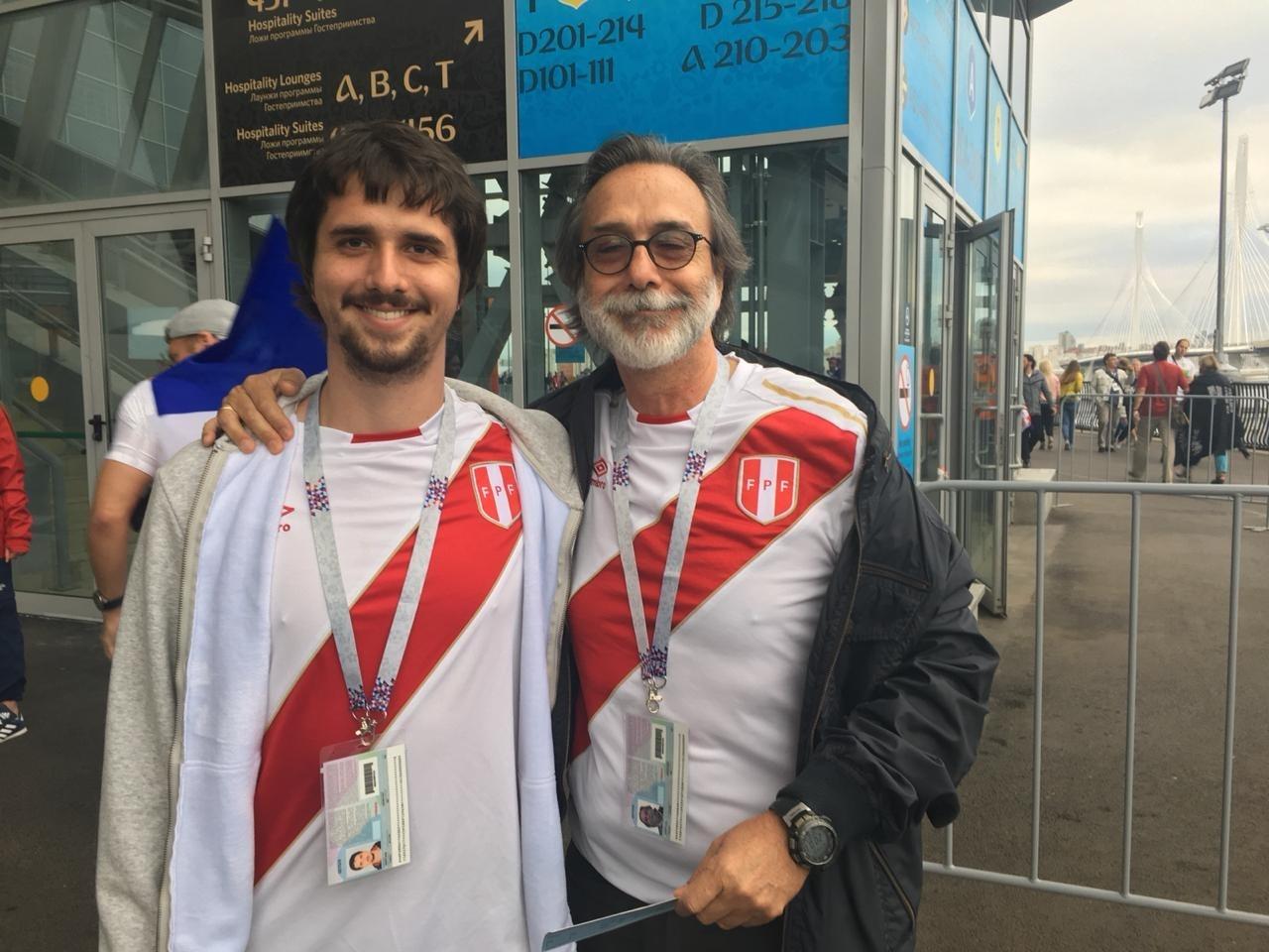 Peruano Hernan Chaparro leva o filho Vasco Chaparro para o estádio com a camisa do Peru, mas eles torcerão para a Bélgica - Dassler Marques/UOL Esporte