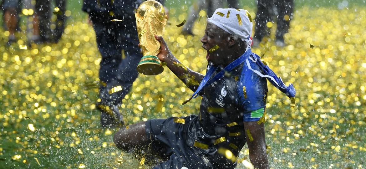 Benjamin Mendy, jogador da França, faz festa após a conquista da Copa do Mundo - Matthias Hangst/Getty Images