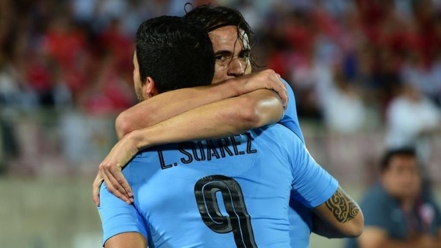 Cavani e Suárez comemoram gol nas Eliminatórias: dupla de respeito no ataque uruguaio - Martin Bernetti/AFP