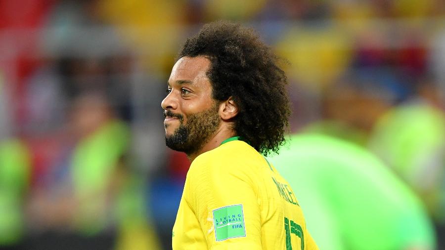 Marcelo ajoelha pouco antes de ser substituído em Brasil x Sérvia, na Copa do Mundo - Stuart Franklin - FIFA