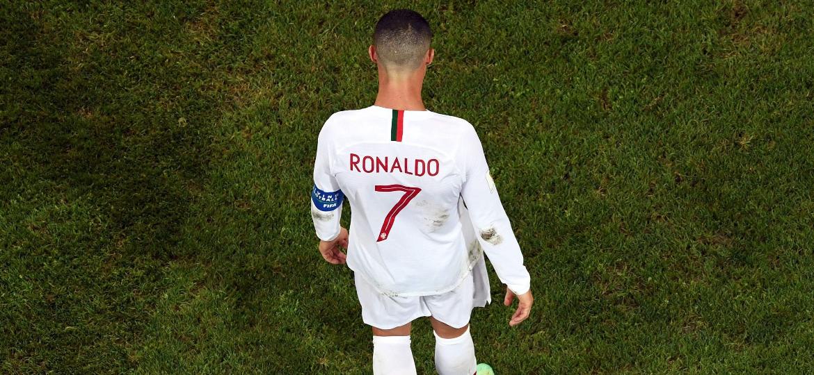 Cristiano Ronaldo cabisbaixo durante derrota de Portugal para o Uruguai na Copa - AFP PHOTO / Francisco LEONG