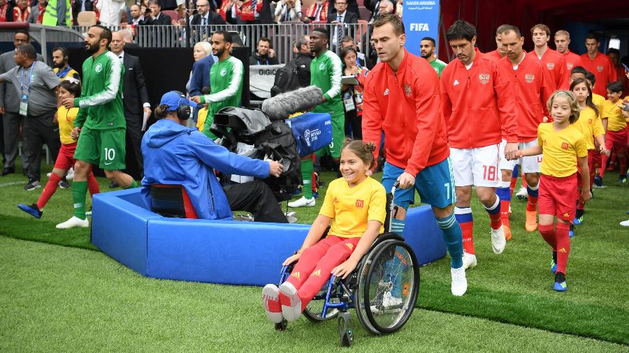 Polina Haeretdinova foi a primeira cadeirante a entrar em campo acompanhando um jogador em Copas do Mundo - Matthias Hangst/Getty Images