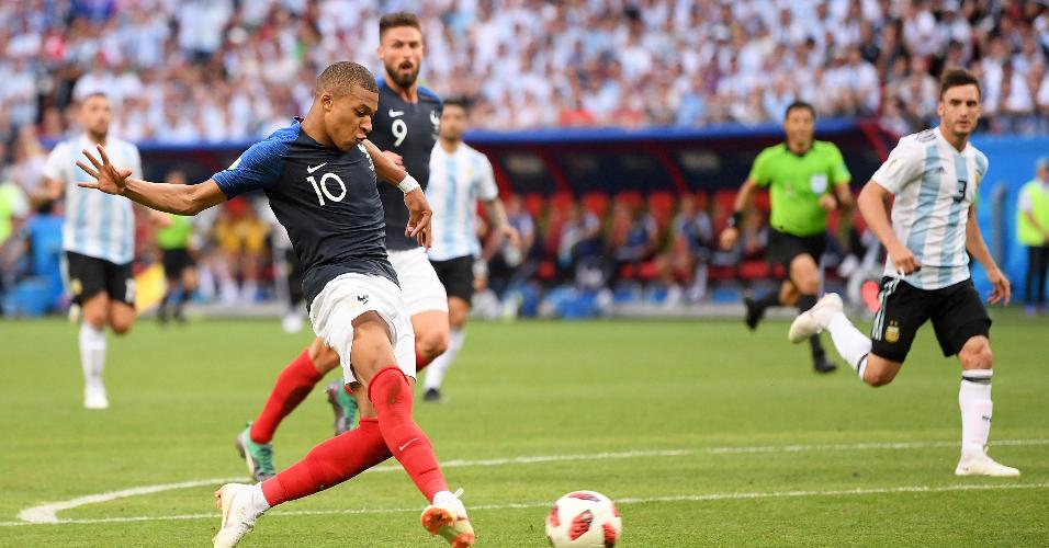 Mbappe chuta para marcar o quarto gol da França contra a Argentina
