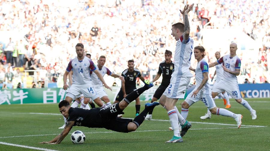 Pavón cai na área em disputa com Saevarsson e fica pedindo pênalti em Argentina x Islândia - Carl Recine/Reuters