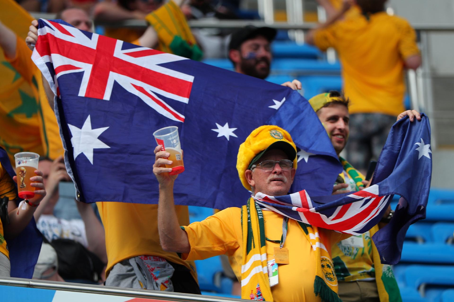 Torcedores da Austrália antes do duelo contra o Peru, em Sochi - Marcos Brindicci/Reuters