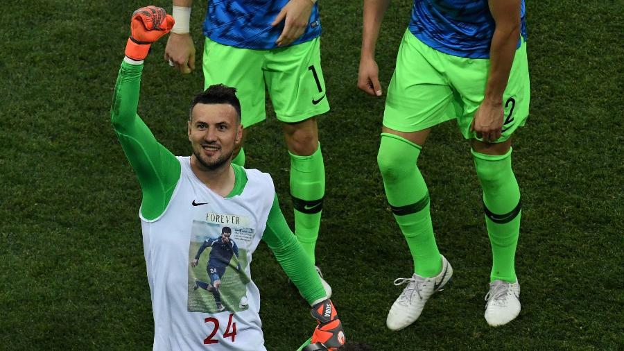O goleiro croata Danijel Subasic mostra a homenagem ao amigo morto em 2008 - Martin Bernetti/AFP