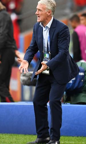 Técnico da França, Didier Deschamps orienta time em jogo contra o Peru