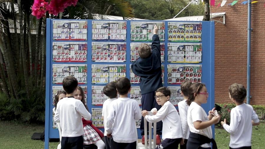 Crianças se divertem com álbum colaborativo da Copa do Mundo 2018 no pátio de escola - Raquel Arriola/UOL
