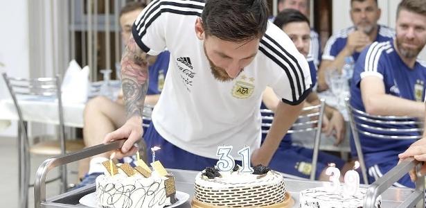 Argentina na Copa 2018: Messi ganha bolo e comemora