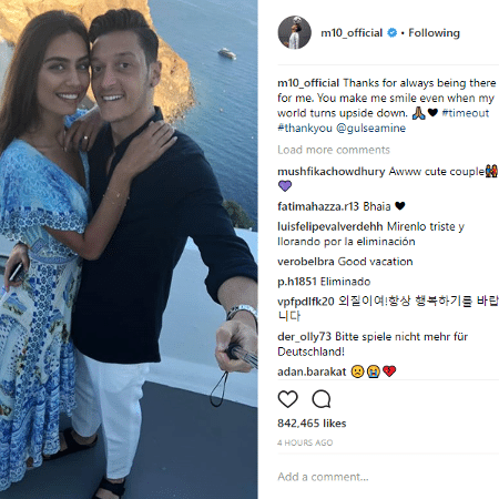 Ozil publicou foto de férias com a namorada - Reprodução/Instagram